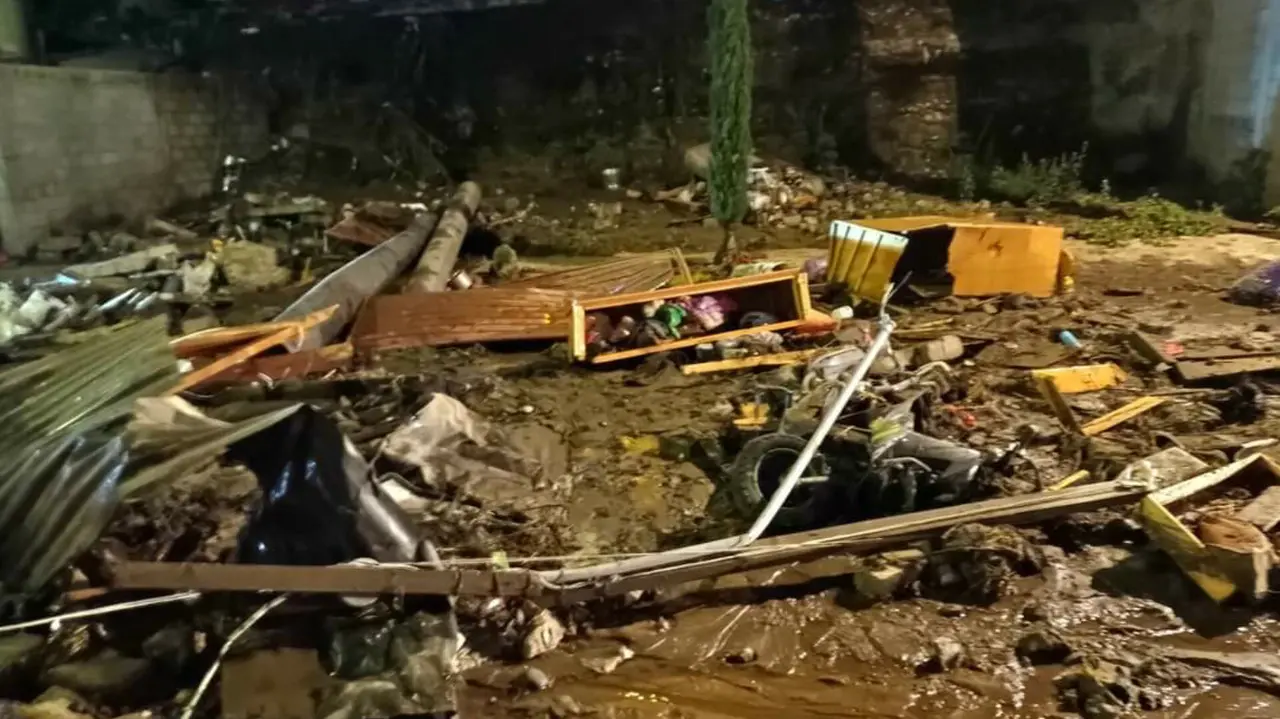 VIDEO: Cae tanque de agua, hay ocho personas lesionadas en Chimalhuacán