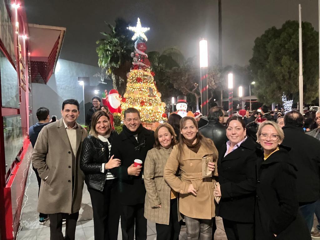 El encendido del pino fue un momento de convivencia, para alumnos y maestros haciendo un paréntesis en sus exámenes finales. Foto: POSTA.