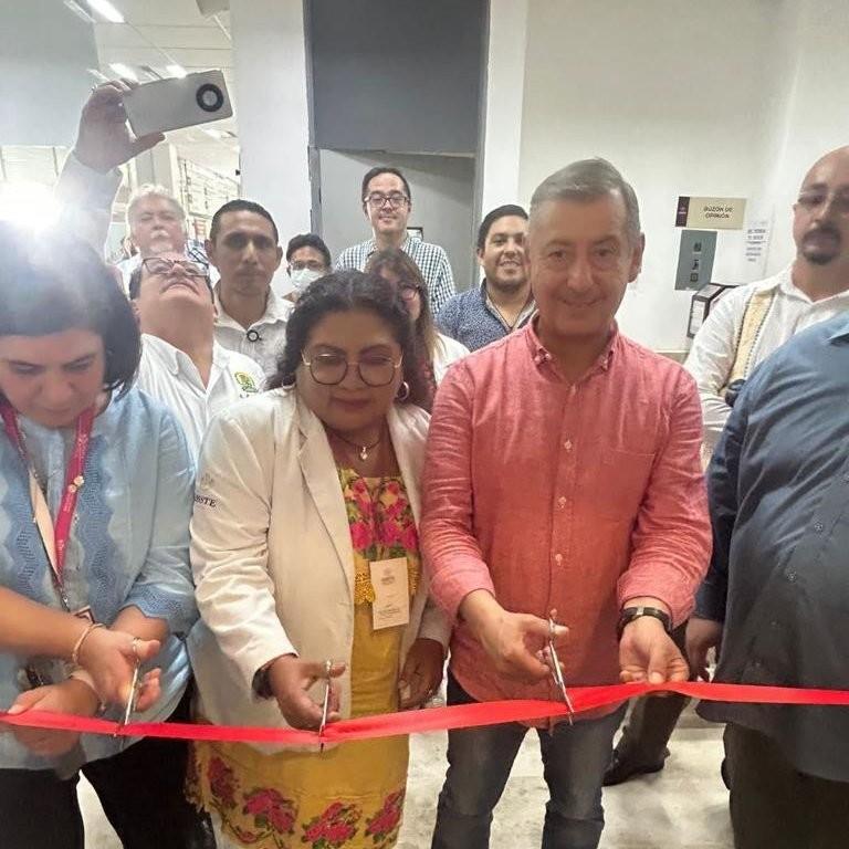 El director general del Issste, Pedro Zenteno Santaella, recorrió algunas unidades médicas durante si visita por Yucatán