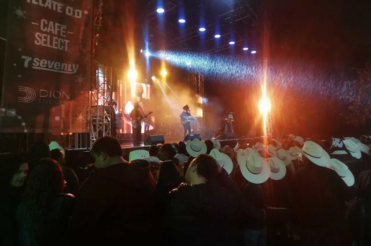 La Leyenda ofreció un show de hora y media bajo la lluvia. Foto: Mauricio Morales