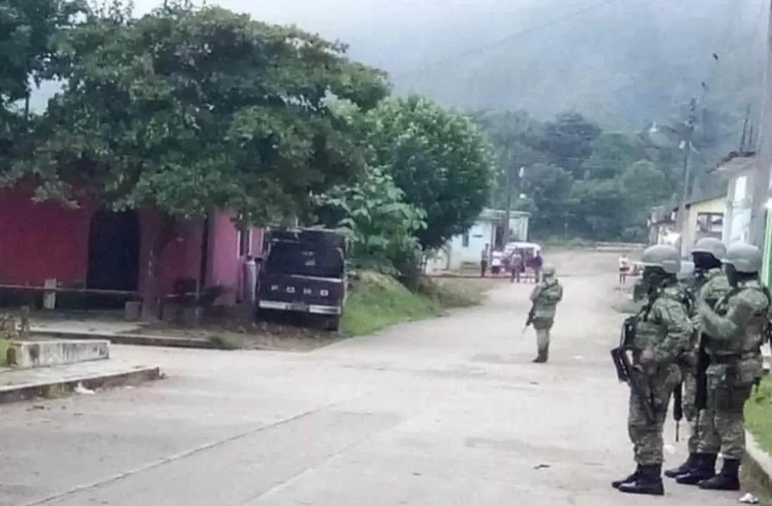 Testigos indicaron que los agresores realizaron disparos desde un cerro, en contra del vehículo en el que circulaban los militares. Foto: Especial.