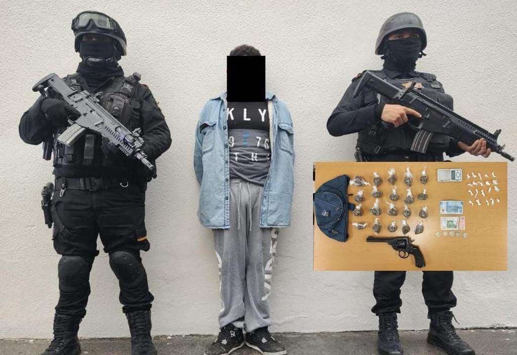 Policías de Fuerza Civil detuvieron a un joven de 22 años de edad, quien portaba un arma de fuego y drogas. Foto. Cortesía