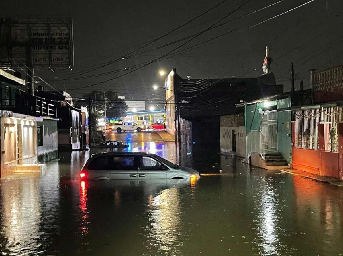 Estas lluvias comenzaron a arreciar, dejando muchas calles, así como avenidas de la ciudad inundadas y algunas de ellas prácticamente intransitables. Foto: Especial.