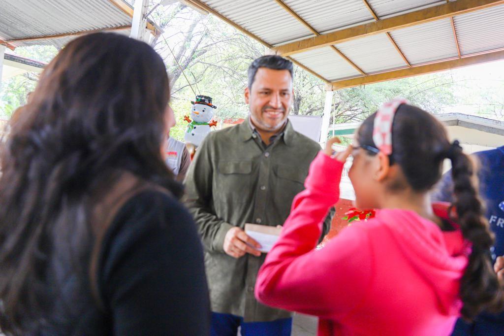 El Presidente del DIF Guadalupe indicó que la entrega de lentes graduados y gratuitos, es un apoyo a la economía familiar, así como una herramienta de aprovechamiento escolar. Foto: Municipio de Guadalupe