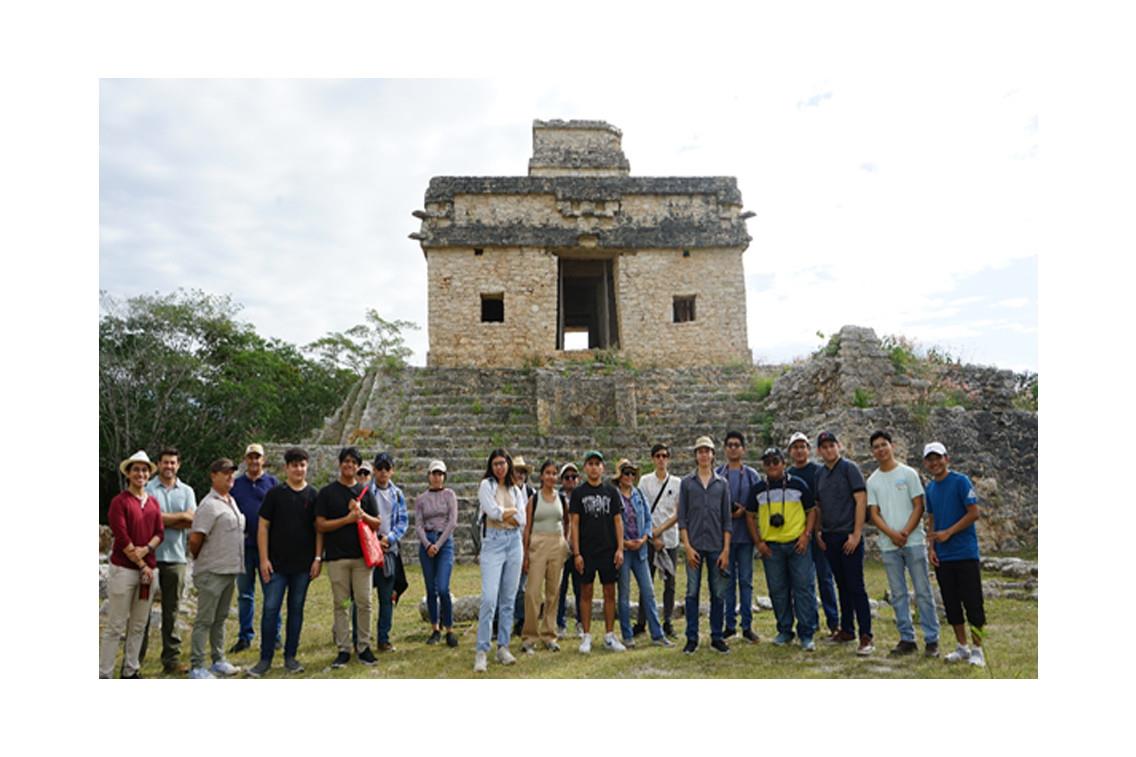 Alumnos de la Uady realizaron una visita a Dzibilchaltún  como parte de su formación académica