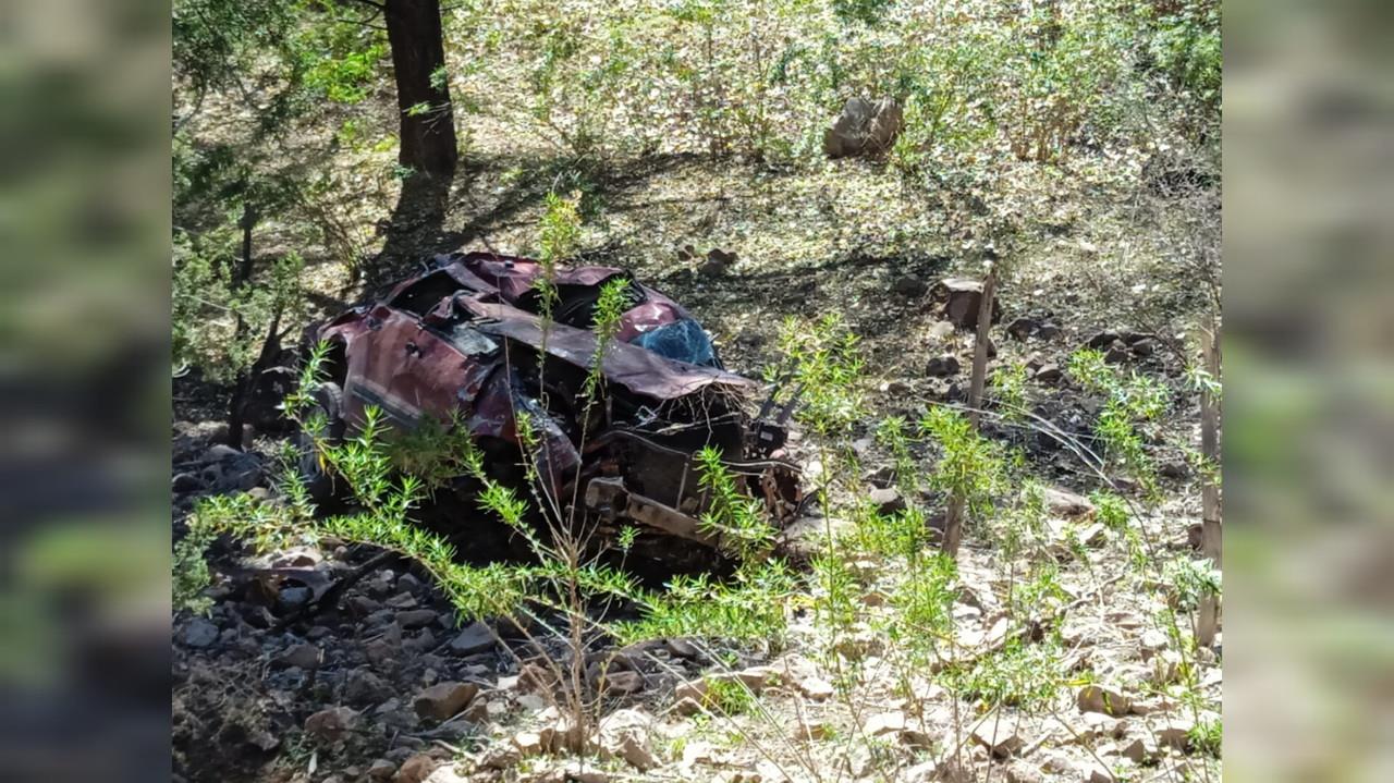 Jovencito muere al volcar hacia un barranco en la sierra de Durango