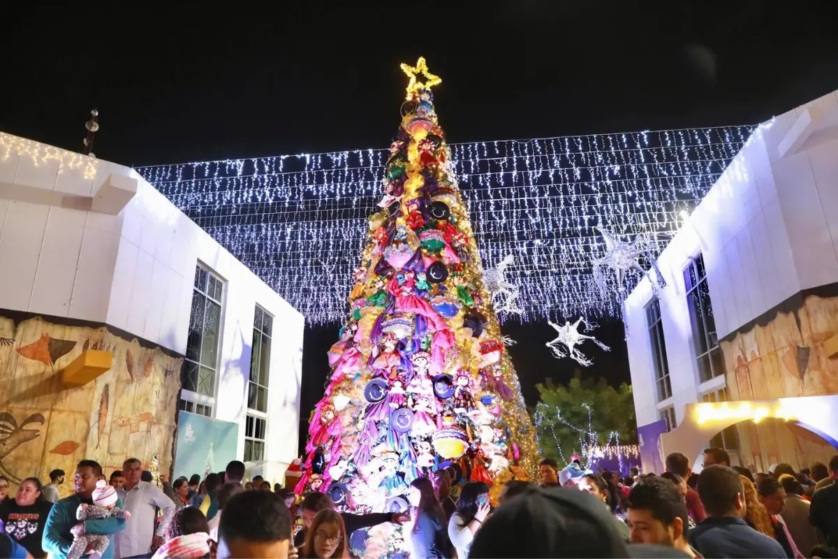 Milena Quiroga encabeza evento del encendido de luces del árbol de Navidad en la explanada del Ayuntamiento de La Paz. Foto: Facebook Milena Quiroga Romero