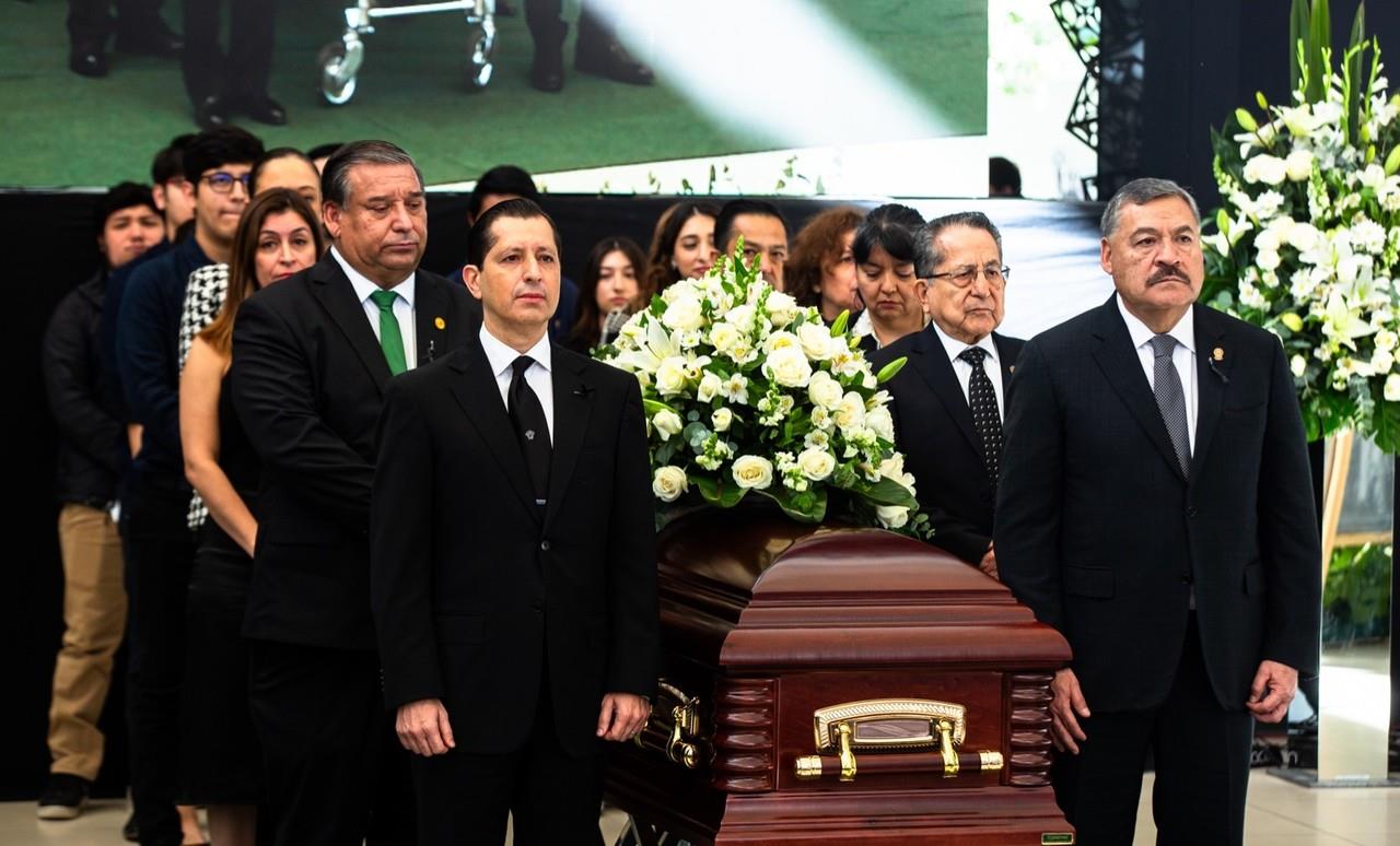 Durante la ceremonia, el Rector encabezó una guardia de honor acompañado de los familiares del Ing. Cedillo Garza. Foto: UANL.