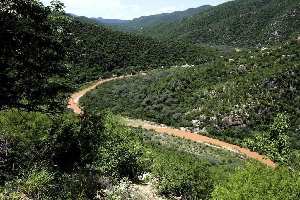 Residentes del estado de Sonora protestaron el martes 5 de diciembre de 2023 contra lo que consideran constantes demoras de las autoridades en los procesos de limpieza y de reparación de la contaminación de hace casi una década. (AP Foto/El Imparcial, Juli