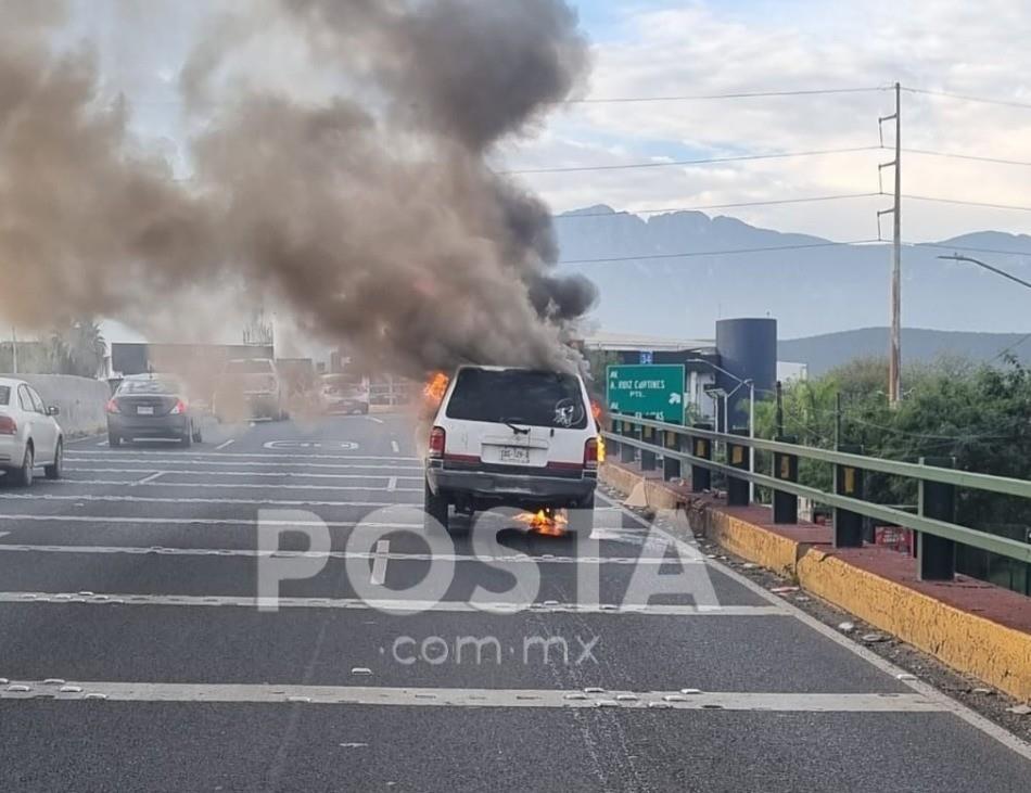 Ante la emergencia, elementos de Bomberos y Protección Civil de Nuevo León acudieron rápidamente al lugar para controlar el fuego. Foto: Raymundo Elizalde.