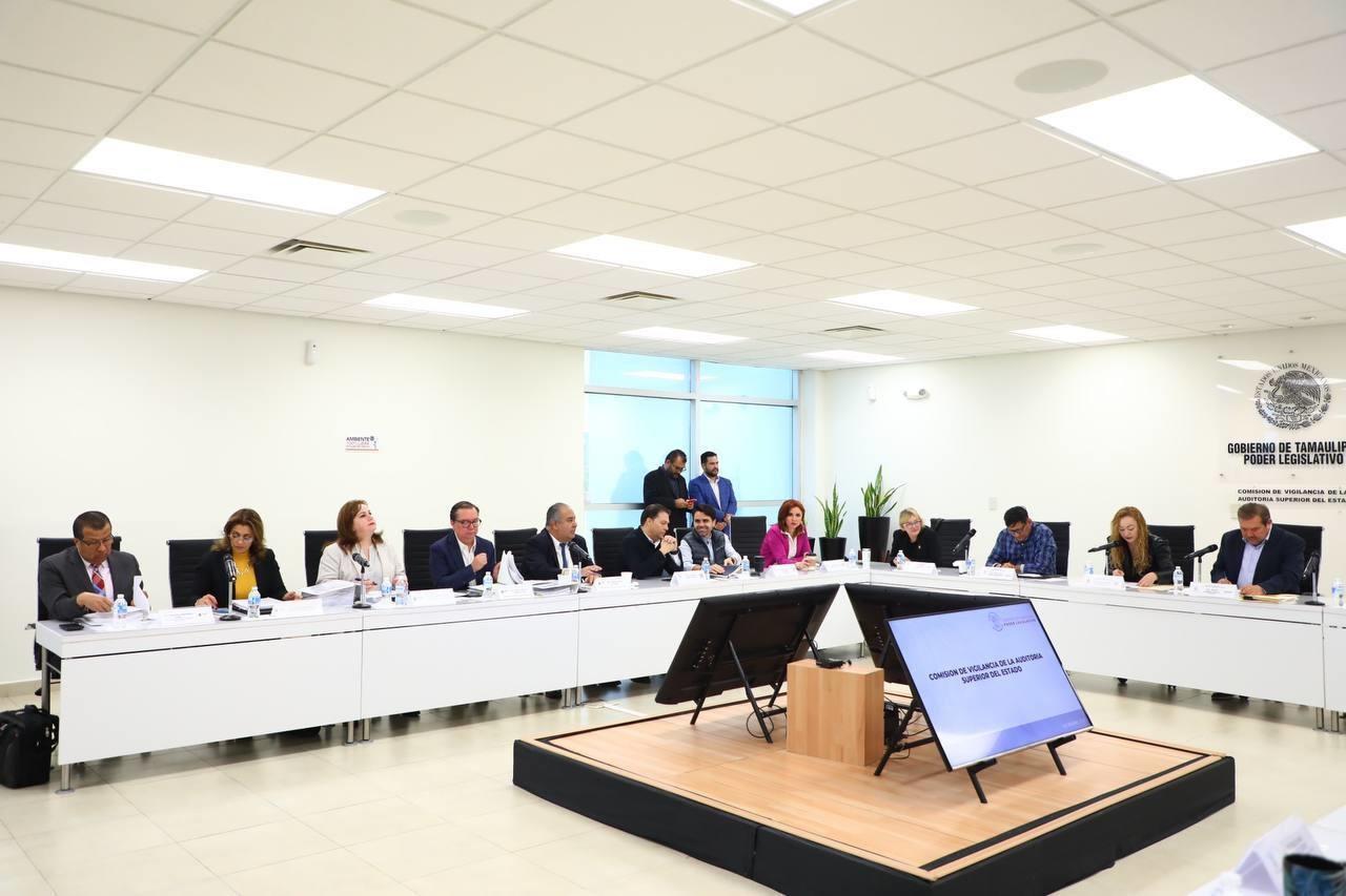 La Comisión en el Congreso del Estado ahora deberán analizar los documentos que les entregaron . Foto: Perla Reséndez