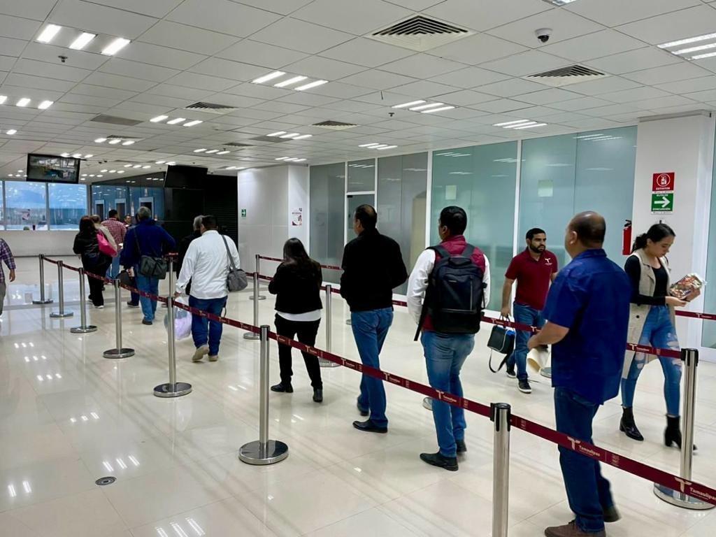 Personal del Gobierno de Tamaulipas adscrito a dependencias estatales en la Torre Bicentenario en Ciudad Victoria. Foto: Agencia.