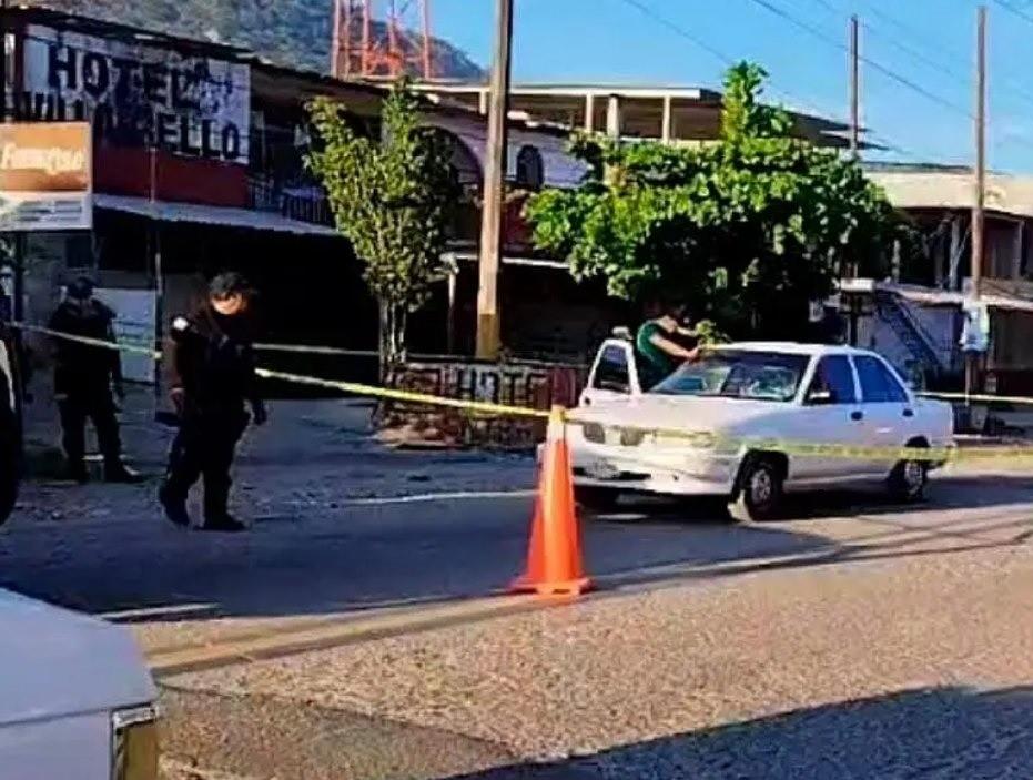 Los servicios de emergencia se movilizaron al lugar y solo pudieron certificar la muerte de José Casales. Foto: Quadrantín Guerrero.