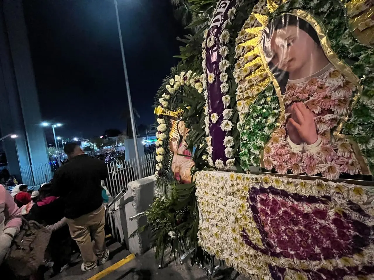 Feligreses llegan a la Basílica de Guadalupe en Monterrey