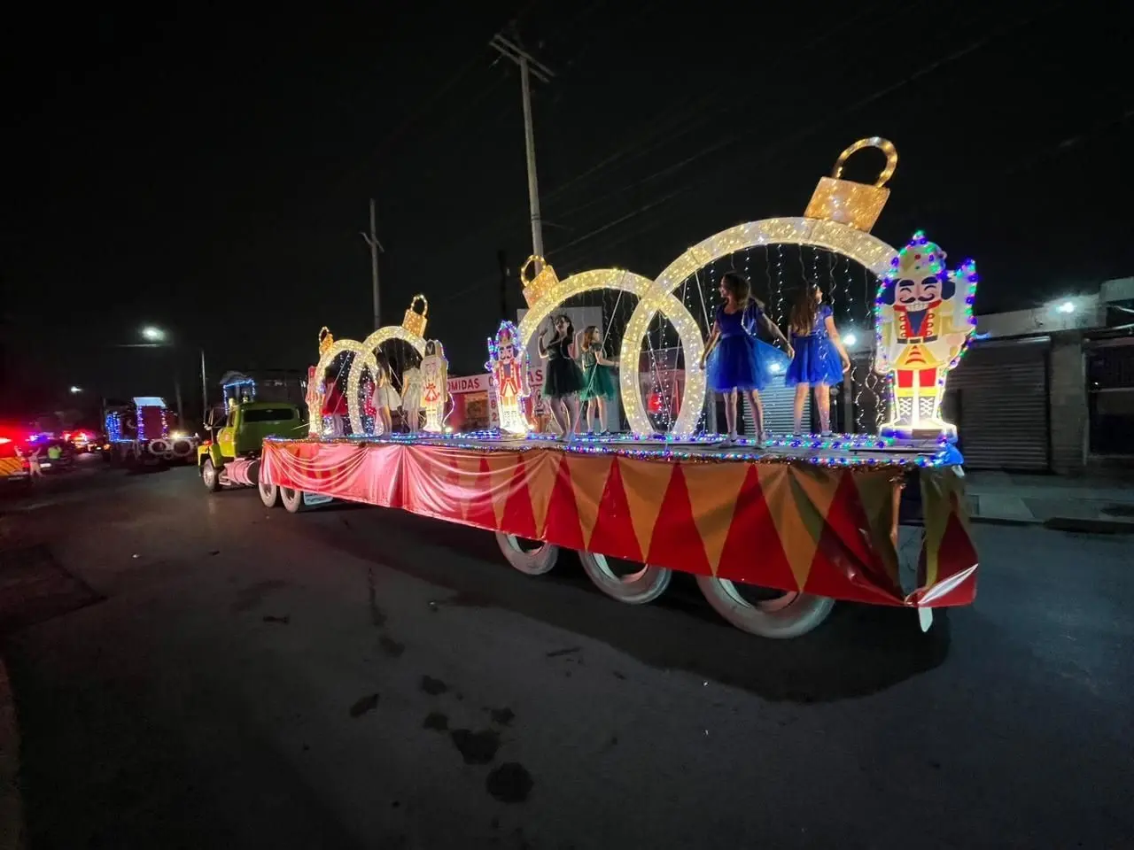 Regios disfrutan el primero de cinco desfiles navideños, el último será el 17 de diciembre en el centro de Monterrey. Foto: Pablo González