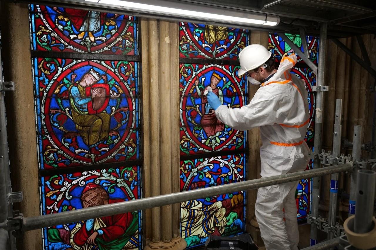 Para prevenir la contaminación por plomo, todos los trabajadores y visitantes, incluyendo la comitiva presidencial, usaron trajes protectores y cumplieron con las meticulosas precauciones de seguridad vigentes. Foto: X/ @BGianeselli