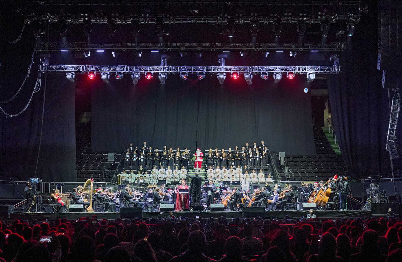 La OSUANL contó con las voces de la soprano, Yvonne Garza, el tenor Sergio Blázquez, y el bajo Rafael Blásquez, además del Coro infantil Voces de Esperanza y Coro Nuevo León. Fotos: Gustavo Valdez