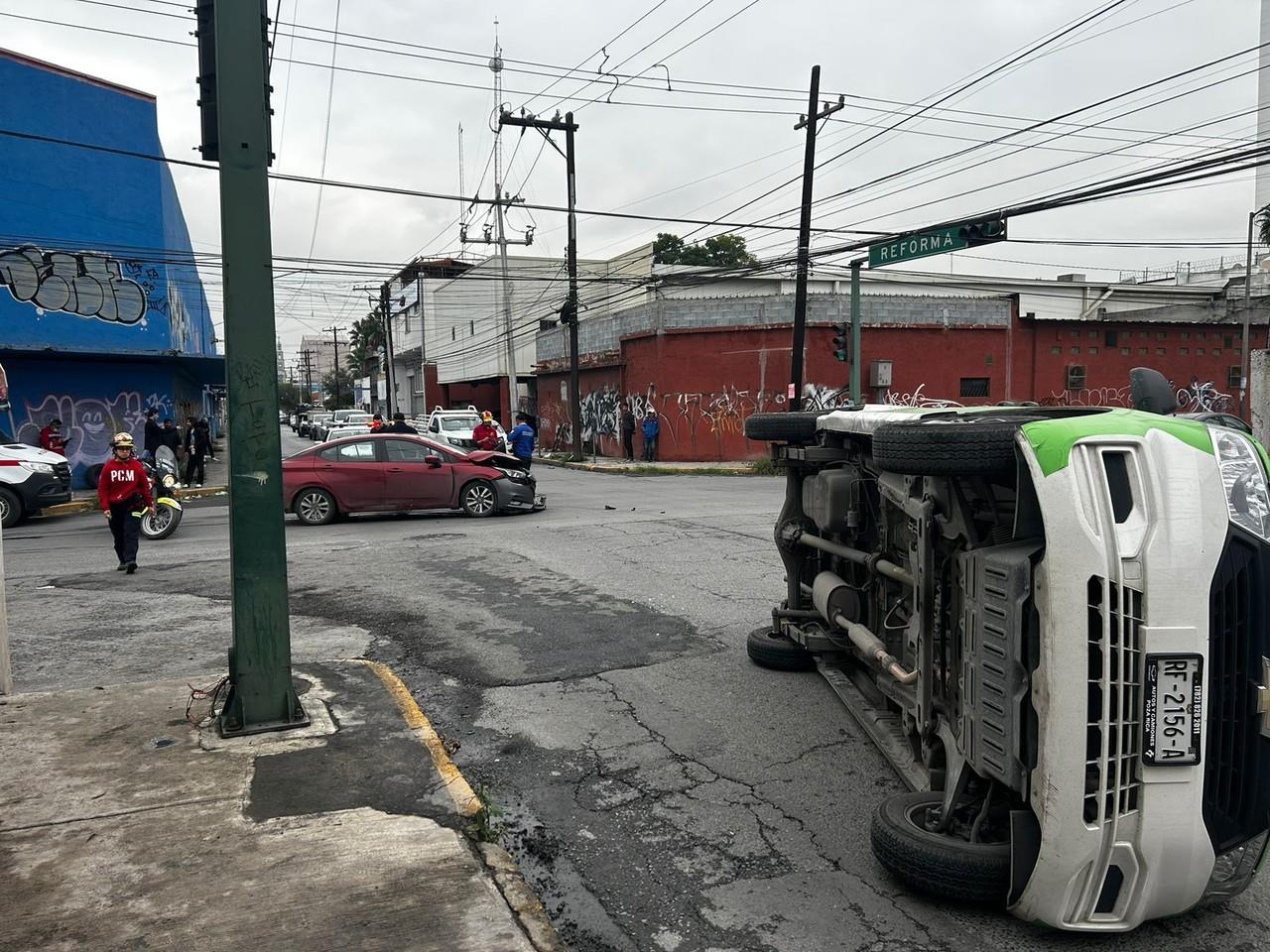 Hasta el momento las autoridades no han dado a conocer el nombre de los conductores de ambos vehículos para determinar responsabilidades. Foto: Facebook  Protección Civil Monterrey