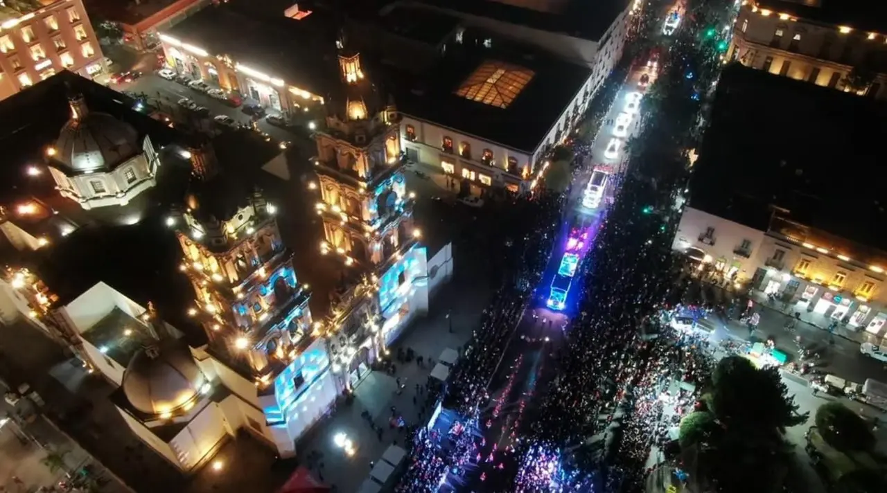 La ciudad de Durango de llenó de luces con la llegada del desfile navideño. Foto: Facebook Gómez Palacio al momento.