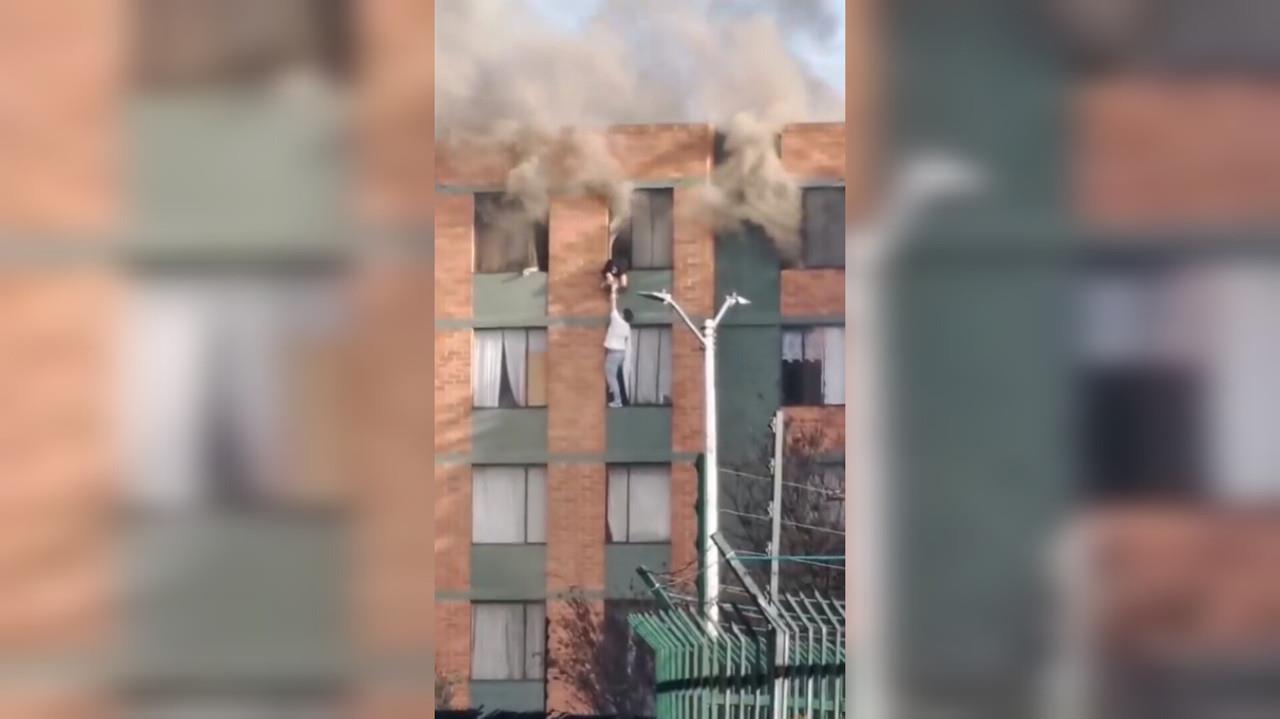 En el video que se ha viralizado, se puede observar cómo Cruz se coloca sobre la ventana de su propio apartamento para ayudar a la niña en peligro. Foto: Captura de pantalla