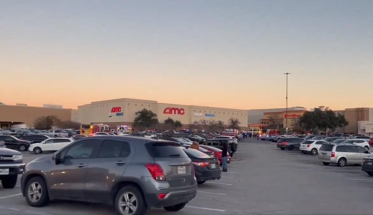 La policía de Austin detalló que el Barton Creek Mall reabrió sus puertas para entrada y salida de los clientes con la excepción de la entrada y salida cerca de The Cheesecake Factory y el cine. Foto: Captura de pantalla