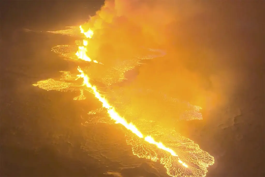 La noche del lunes inició una erupción volcánica en la península de Reykjanes que tiñó el cielo de naranja y obligó a las autoridades de protección civil del país a un estado de alerta máxima. (Guardia costera islandesa vía AP)