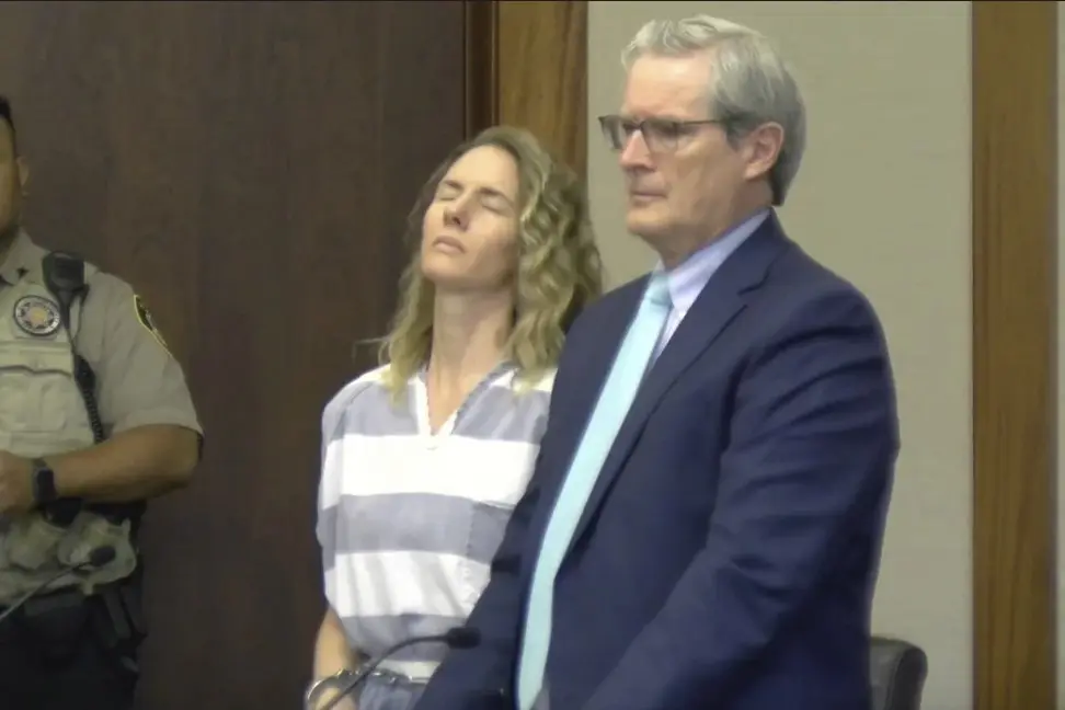 Ruby Franke durante una audiencia en St. George, Utah. La mujer, una madre de seis hijos que daba consejos sobre crianza en el otrora famoso canal “8 Passengers” en YouTube, se declaró culpable de abuso infantil por maltratar a dos de sus hijos (Ron Chaffi