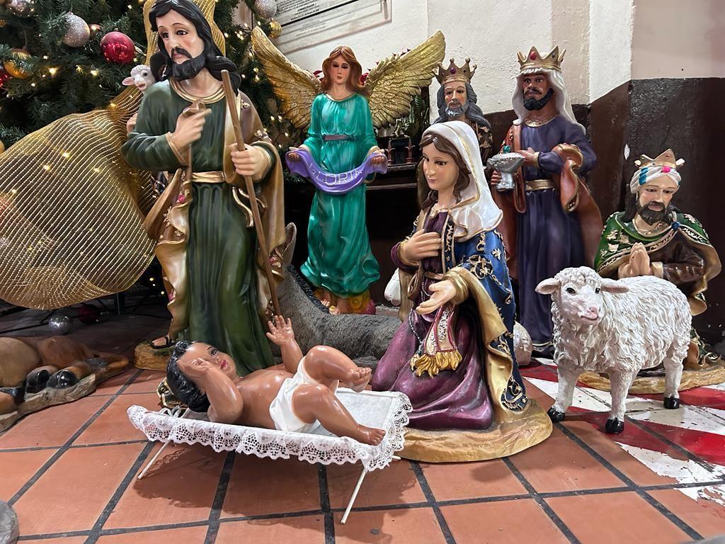 Antonio de Jesús Peña Díaz, Capellán de la Basílica de Nuestra Señora del Roble, mencionó que, en el siglo XIII, San Francisco de Asís, fue el primero en colocar un nacimiento de tamaño real. Foto: Rosy Sandoval.