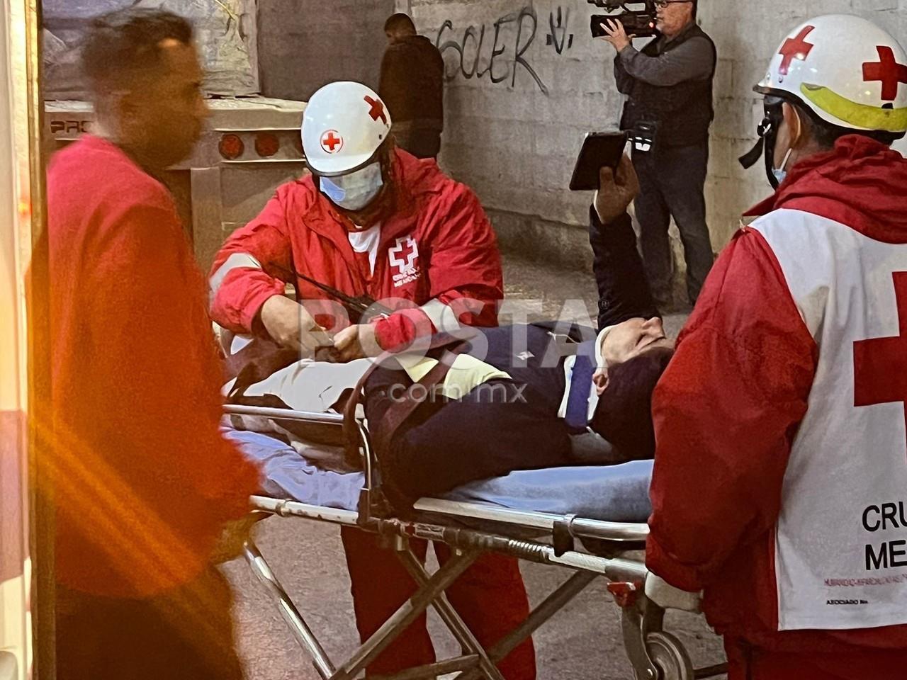 Al sitio llegaron elementos de la Cruz Roja que evaluaron a tres pasajeros con diversos golpes, una de ellos tuvo que ser trasladada a un hospital del Centro de Monterrey. Foto: Raymundo Elizalde.