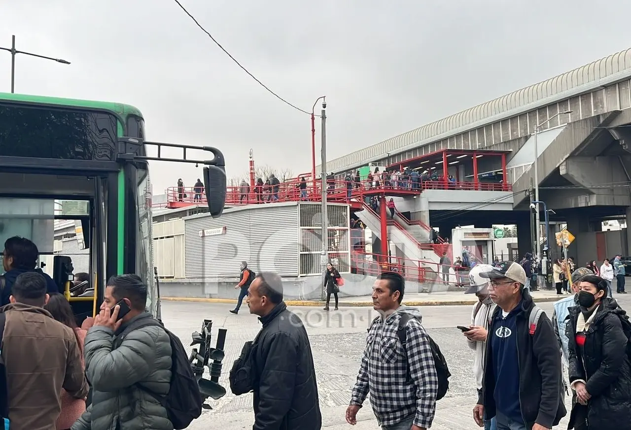 Los usuarios quedaron sin servicio por lo que se tuvieron que habilitar camiones para tratar de desfogar la gran cantidad de personas que esperaban llegar a sus trabajos. Foto: Brenda Reza.