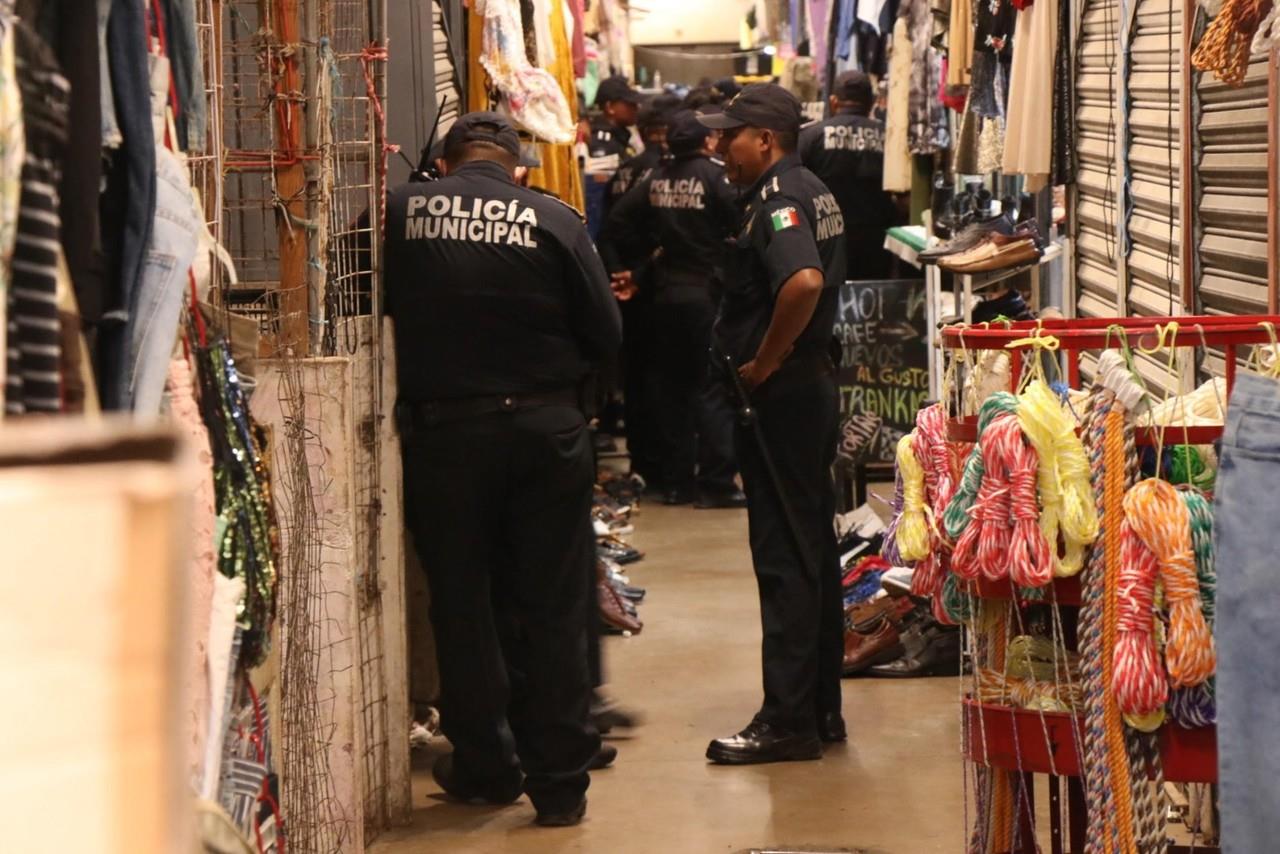 Policia Municipal en el mercado de San Benito. Foto: FB cortesía