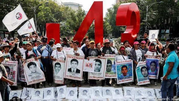 Padres de los 43 estudiantes desaparecidos de Ayotzinapa en marcha junto a colectivos en apoyo. Fuente: Capital 21