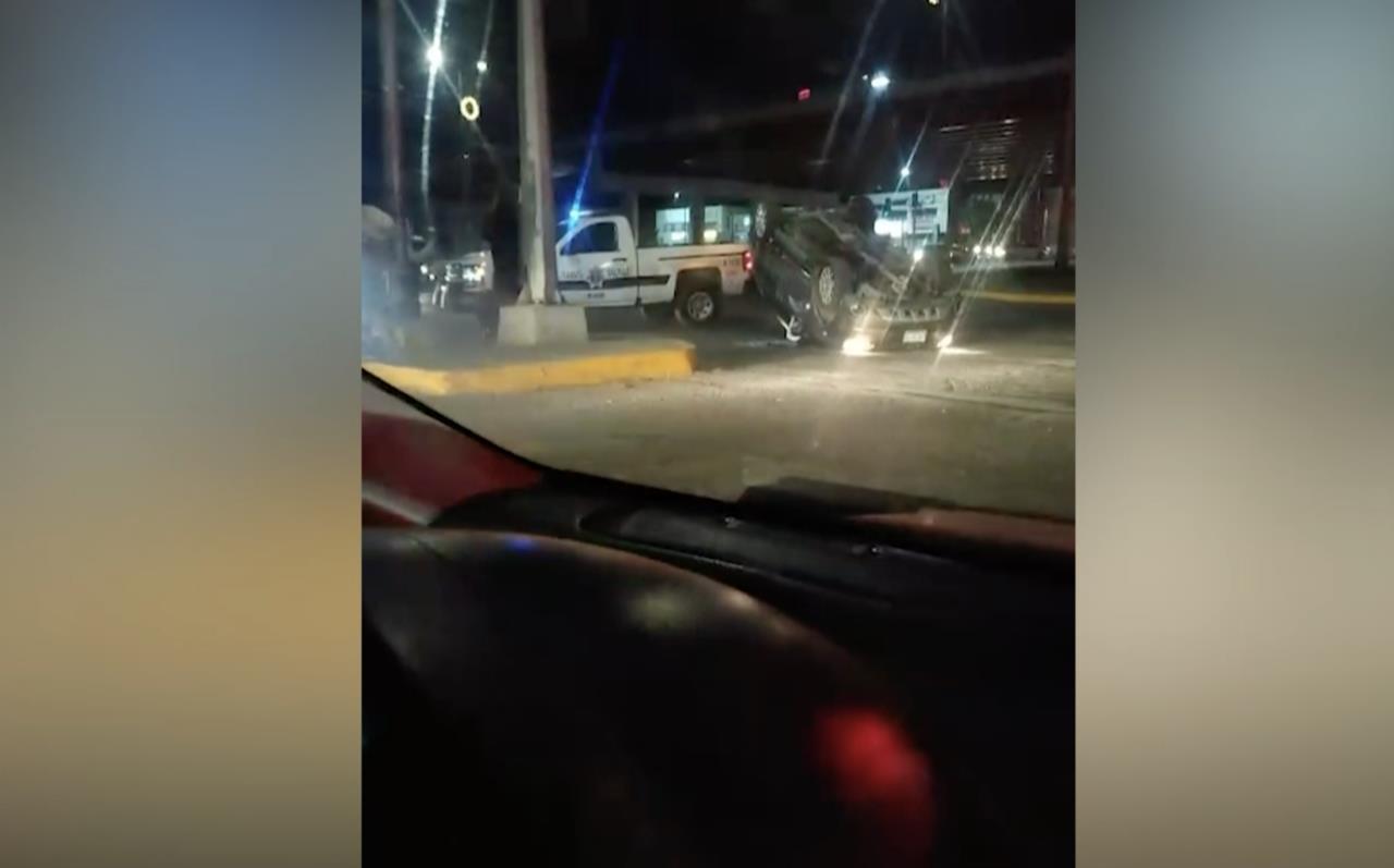 Vuelca su auto en Blvd. Eulalio Gtz. Foto: Cortesía