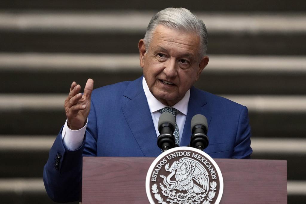 El presidente mexicano Andrés Manuel López Obrador habla en el Palacio Nacional en la Ciudad de México. (AP Foto/Fernando Llano, Archivo)