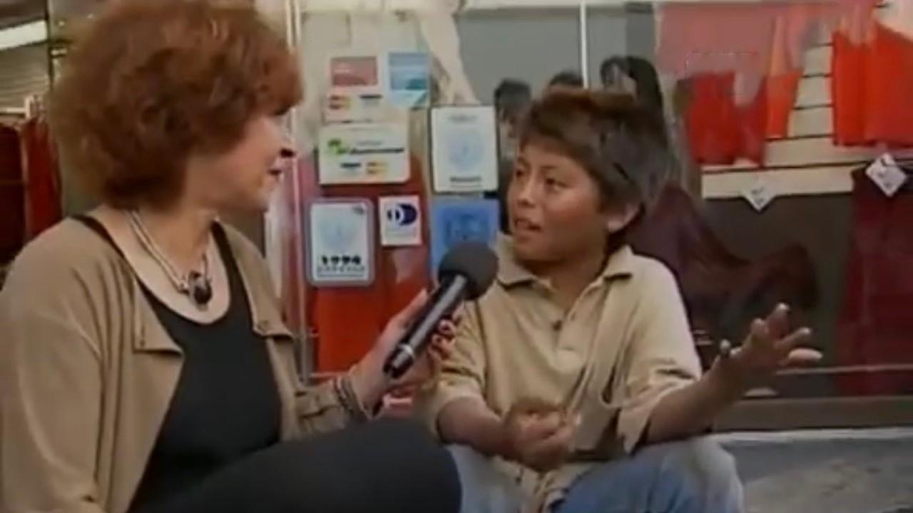 La periodista, Crstina Pacheco, entrevistó al pequeño José Alberto en 1996, un niño de Puebla que laboraba de viene viene en el Centro Histórico de la CDMX. Foto: Especial