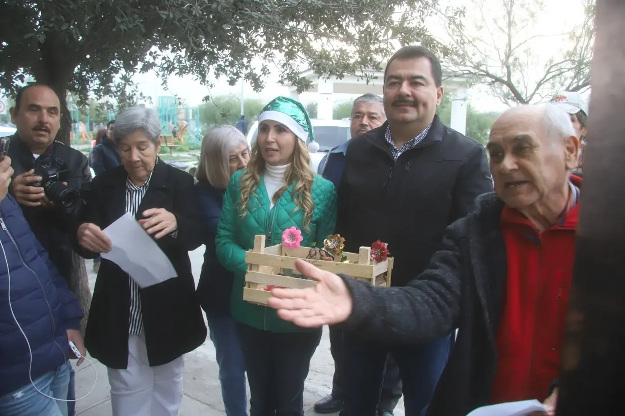 Durante las posadas, los abuelitos cantaron villancicos y bailaron al ritmo de un grupo norteño que amenizó los eventos. Foto: Gobierno de García.