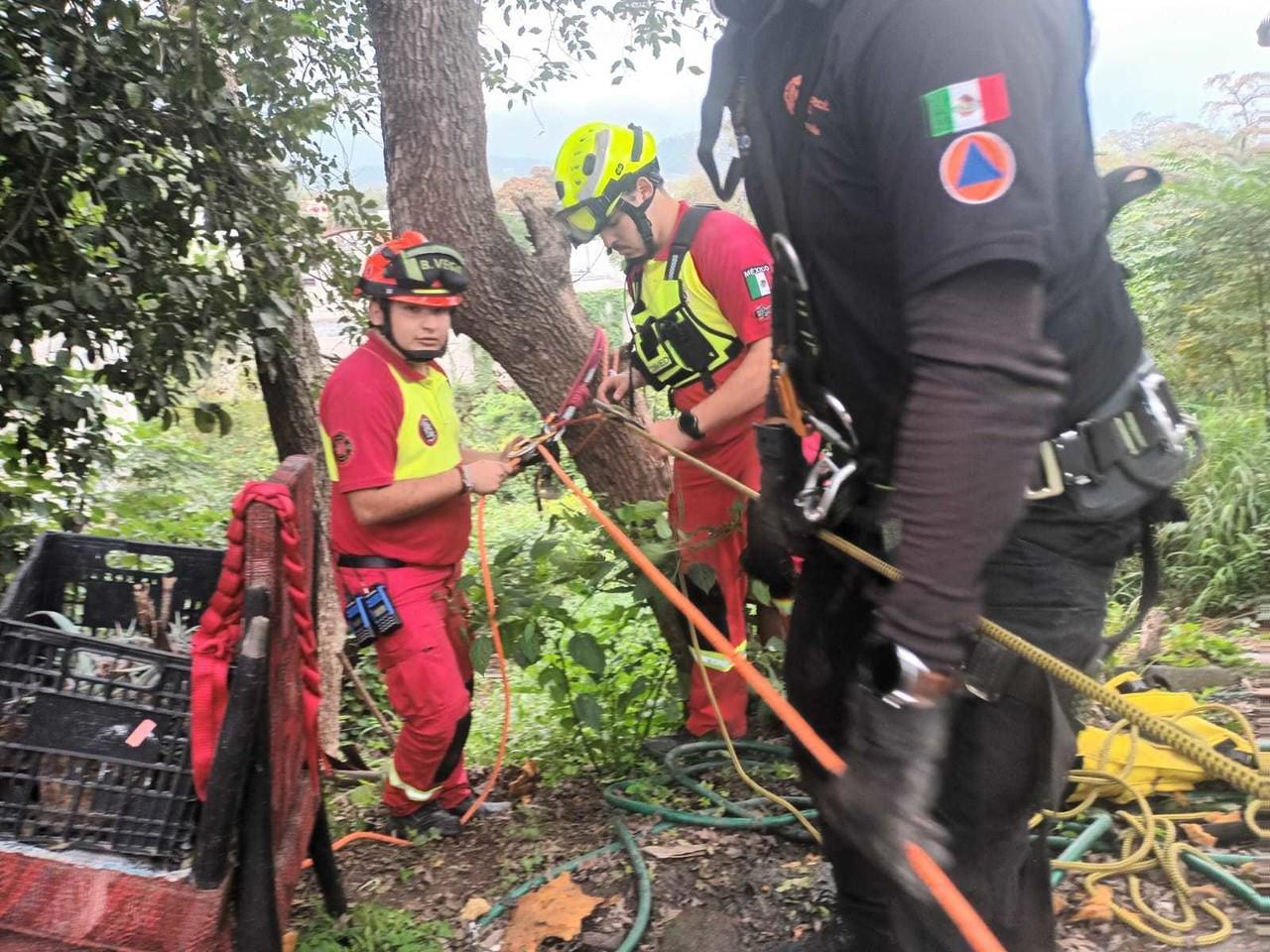 Rescatan a niña que cayó en una noria en Santiago, Nuevo León. Foto. Cortesía