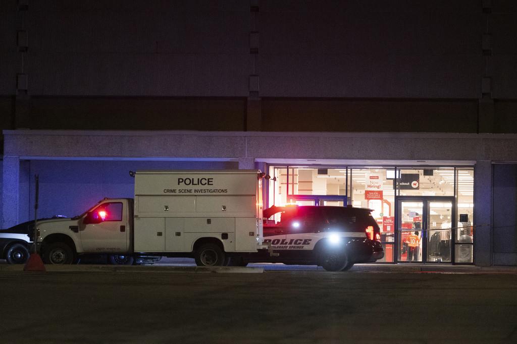 Investigadores de la policía de Colorado Springs trabajan en el Citadel Mall de Colorado Springs, Colorado, en Nochebuena después de que las autoridades informaran de una balacera en el lugar, el domingo 24 de diciembre de 2023. (Jerilee Bennett/The Gazett