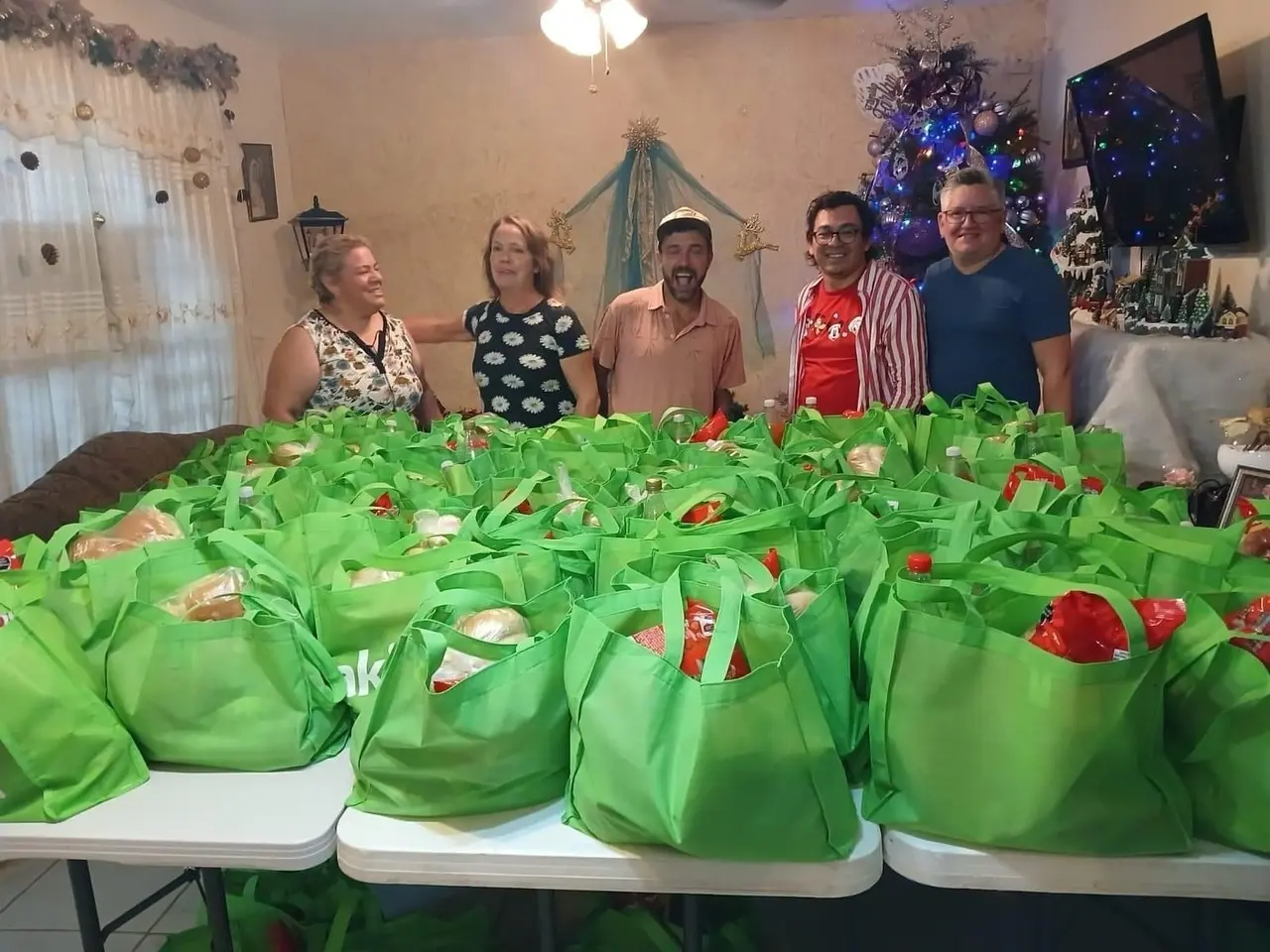 El proyecto Yo doy la cena” buscó apoyar a familias yucatecas con la entrega de 153 cenas en el sur de Mérida.- Foto de Irving Gil