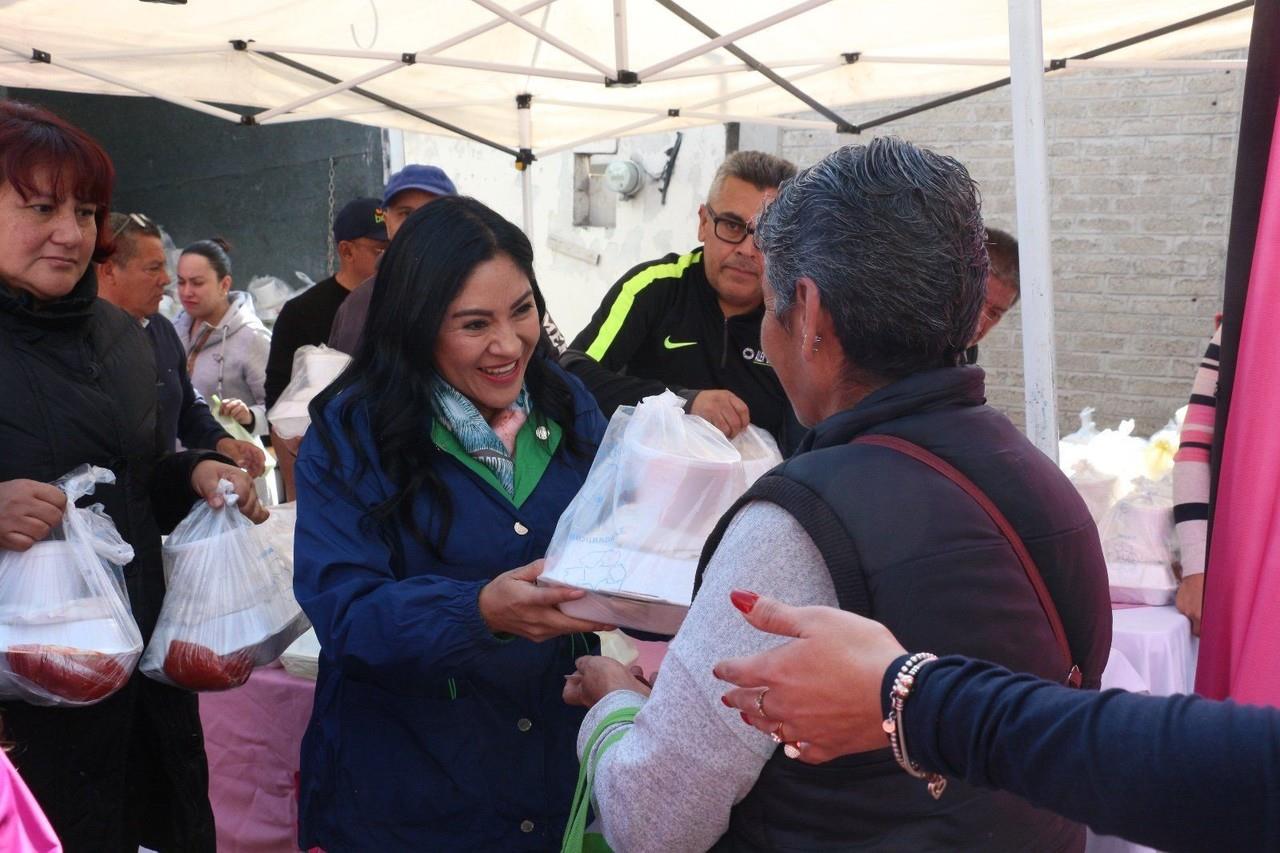 Reparten cenas comunitarias en el municipio para personas vulnerables. Imagen: Gob. De Cuautitlán Izcalli.