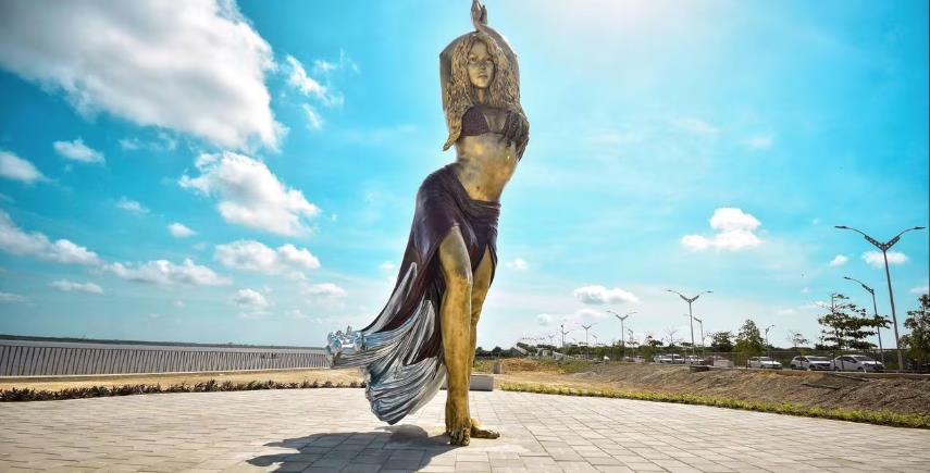 La enorme escultura con la imagen de Shakira fue instalada en el malecón de Barranquilla. Foto. Especial