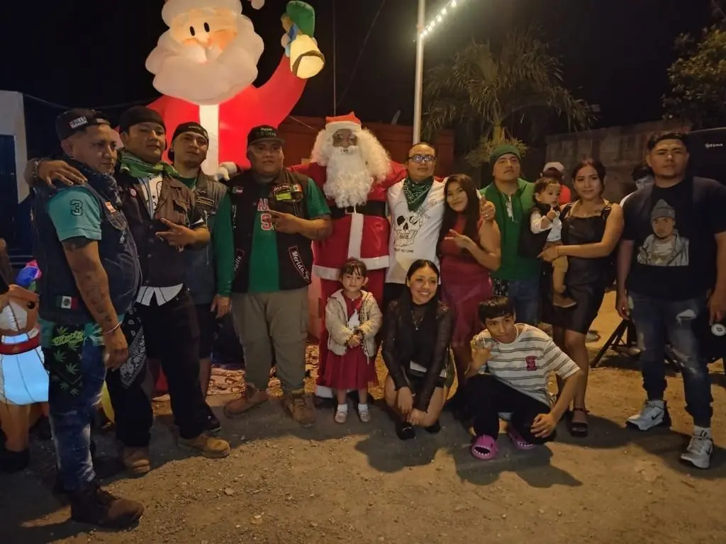 Voluntarios se reúnen para la entrega de más de 300 juguetes. Foto: Héctor Guarepo