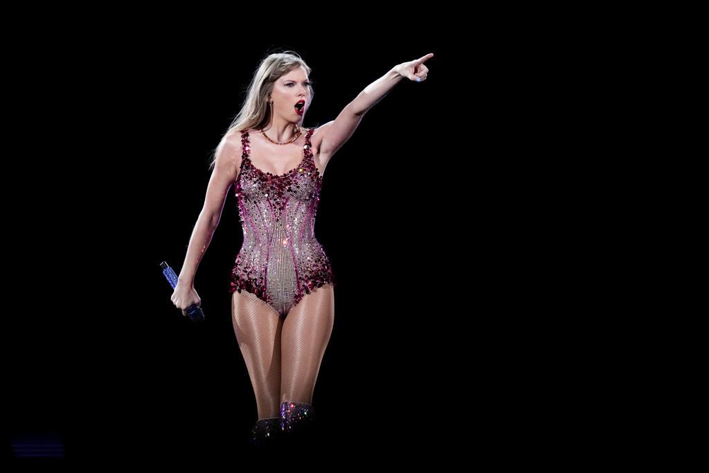 Taylor Swift actúa en el estadio Monumental durante un concierto de su gira Eras, en Buenos Aires, Argentina, el 9 de noviembre de 2023. Miles de swifties asistieron al primer concierto de la superestrella en el país. (AP Foto/Natacha Pisarenko)