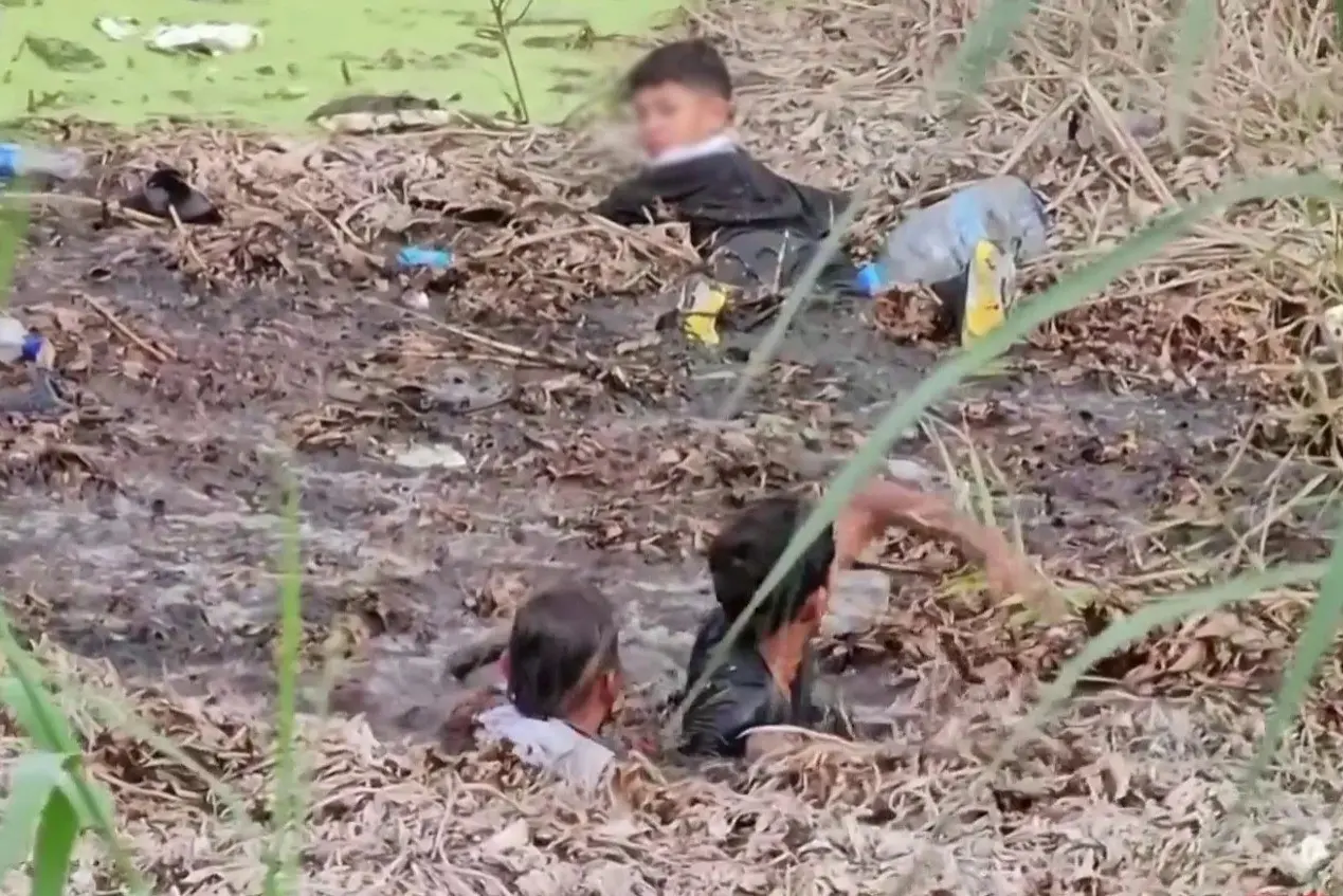 Elementos de la Fiscalía de Justicia de Tamaulipas acudieron al lugar a fin de recuperar el cuerpo que fue llevado el Servicio Médico Forense donde se espera sea identificado. Foto: Telemundo.