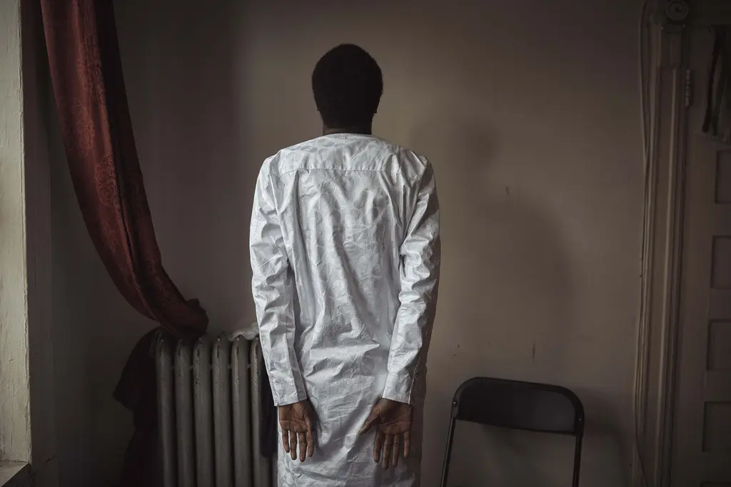 Abdoul, un migrante de 32 años oriundo de Mauritania, posa para una fotografía en su apartamento, el viernes 6 de octubre de 2023, en Nueva York. (AP Foto/Andres Kudacki)