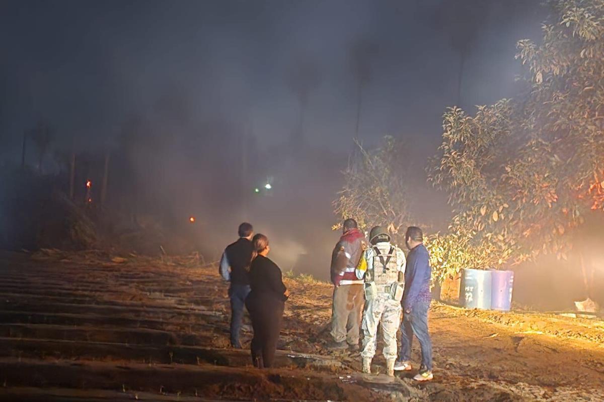 Integrantes del Sistema Estatal de Protección Civil participan en labores de emergencia para controlar el incendio en Todos Santos. Foto: Facebook Subsecretaría de Protección Civil BCS