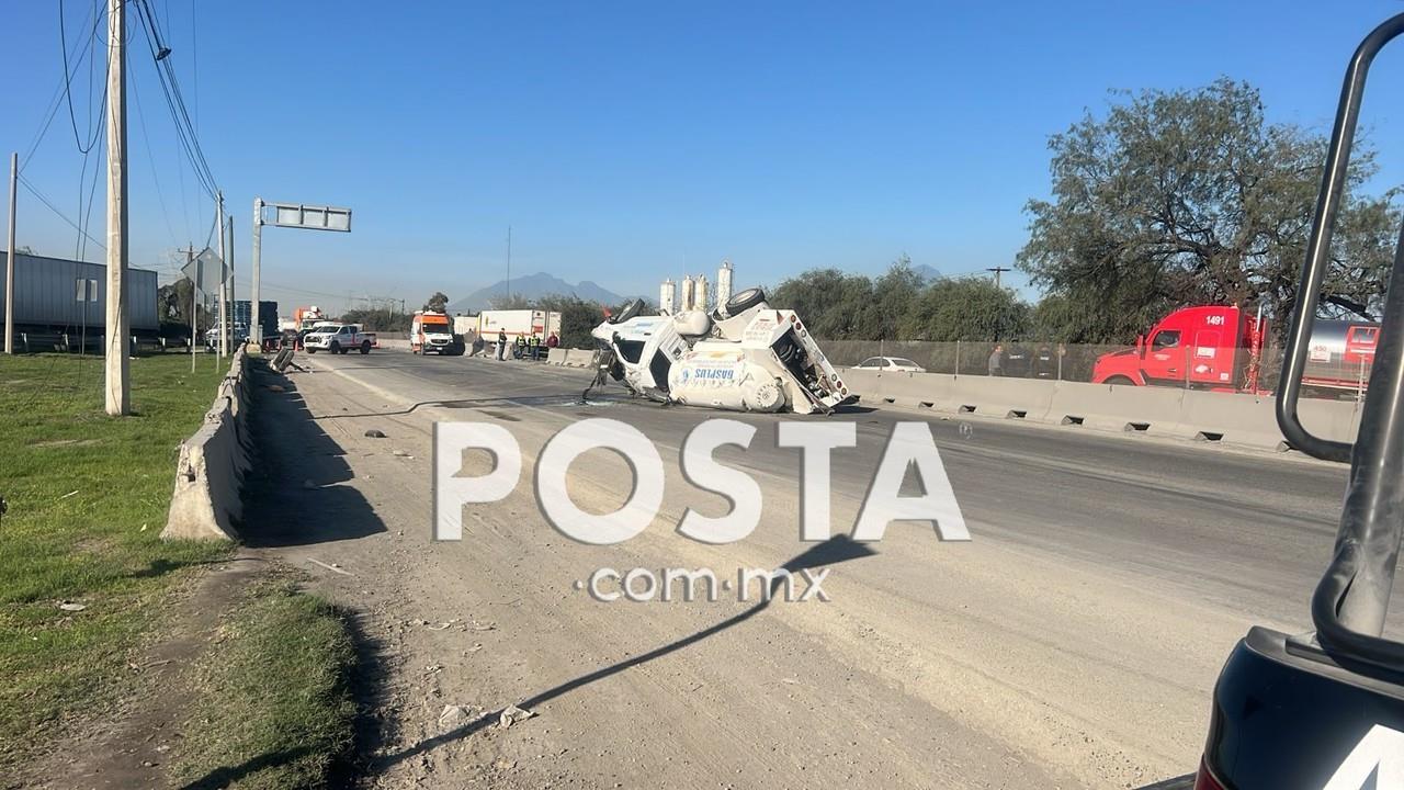 El sitio donde ocurrió la volcadura de la pipa con gas LP  fue cerrado por elementos de Protección Civil de Apodaca y del estado, así como personal de Búsqueda y Rescate. Foto: Raymundo Elizalde