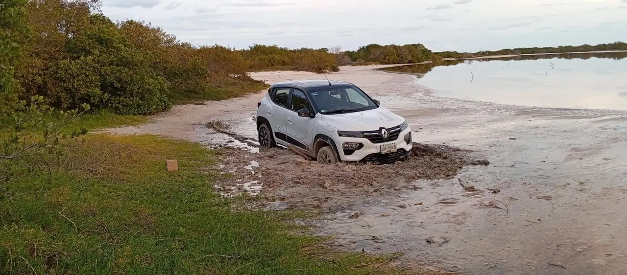 Coche atrapado a 3km de la población de Celestún. Foto: Omar Xool Montelongo