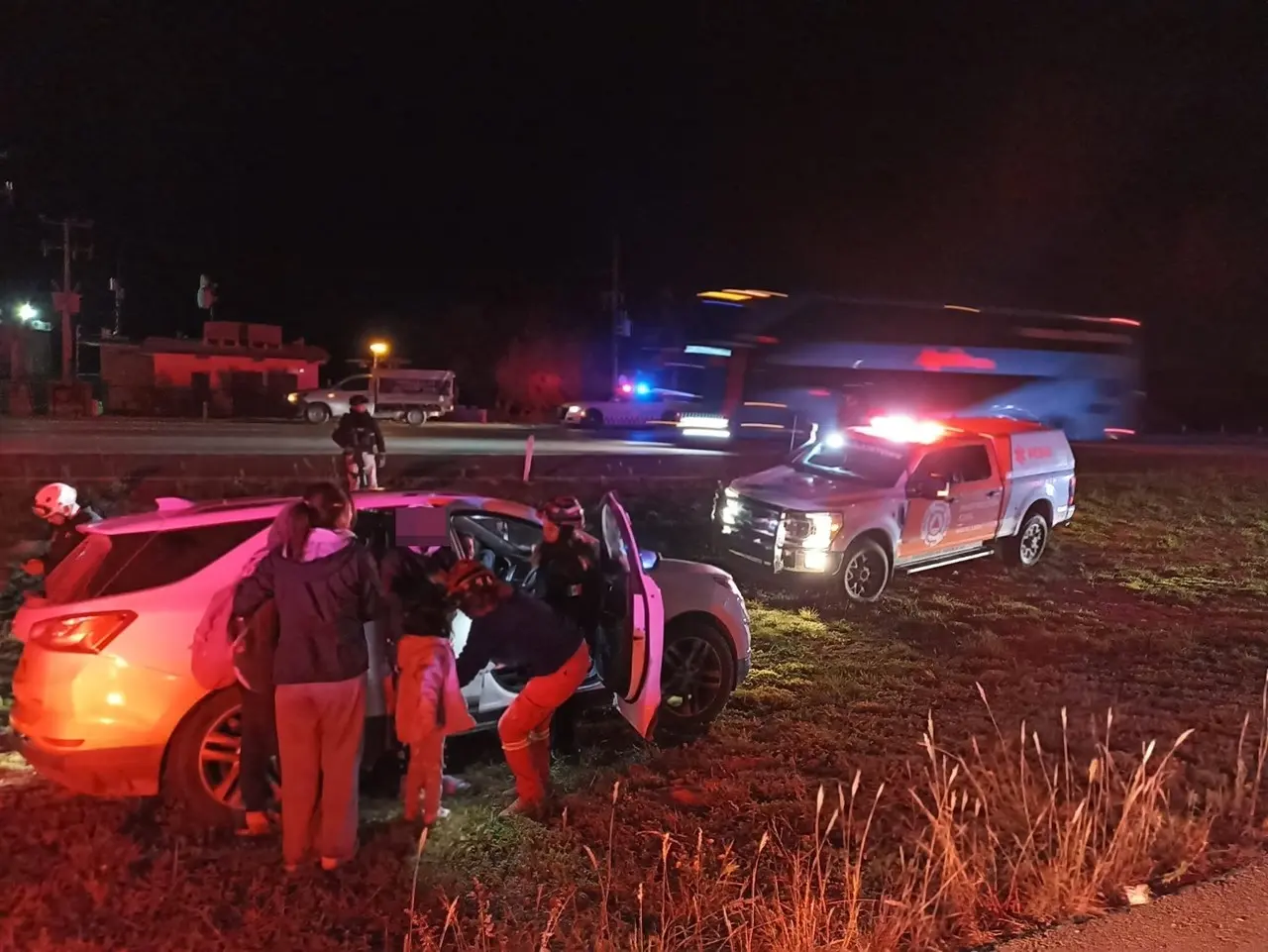 Afortunadamente, ninguna de las personas involucradas en el accidente sufrió lesiones de consideración. Foto: Protección Civil de Nuevo León.