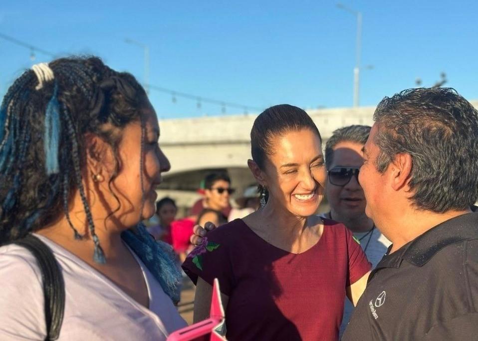 En el encuentro con militantes y simpatizantes en Yucatán, la virtual candidata presidencial pidió a los asistentes votar a mano alzada si querían que continúe el formato de diálogo matutino. Foto: Xeva Noticias.